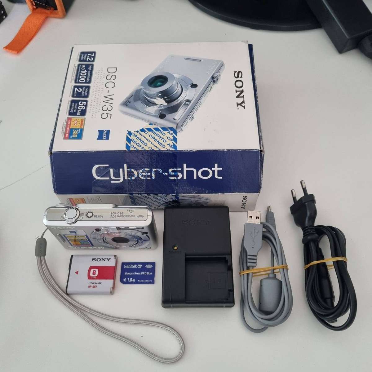 Sony Cyber-shot DSC-W35 Digital Camera - Silver (7.2MP, 3x Optical Zoom) 2.0" LCD