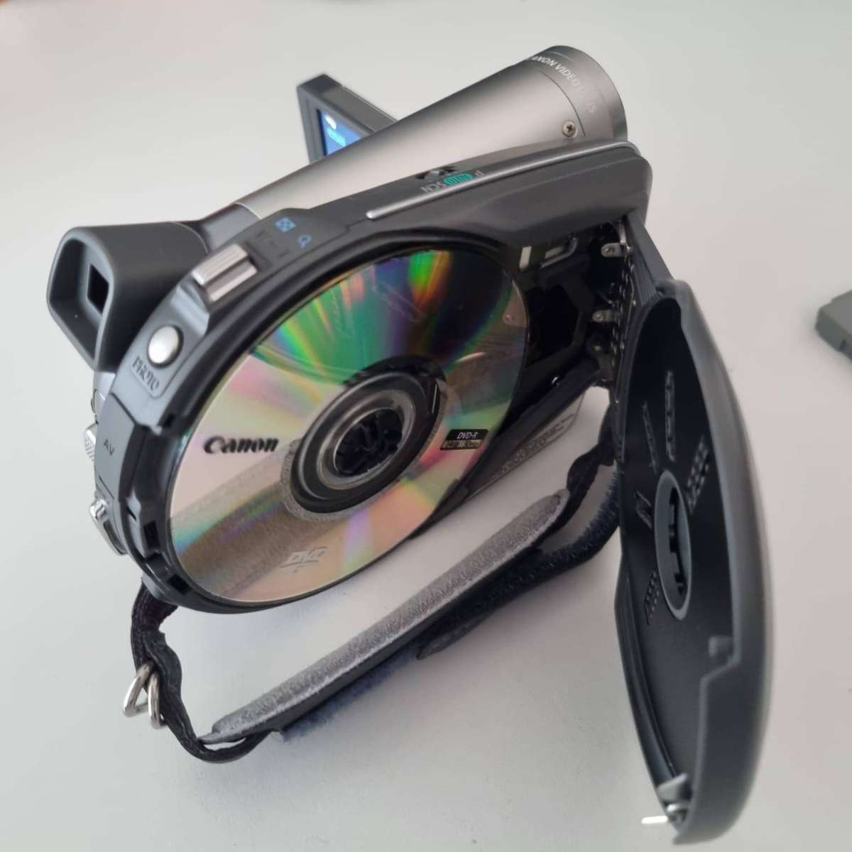 Canon DC10 1.3 MP DVD Camcorder w/10x Optical Zoom
