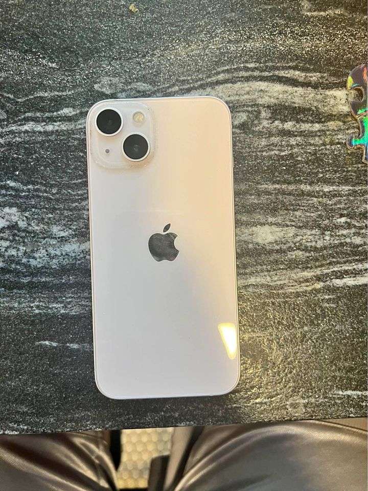 iPhone 13 128GB (white) Read description