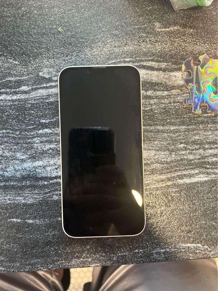 iPhone 13 128GB (white) Read description