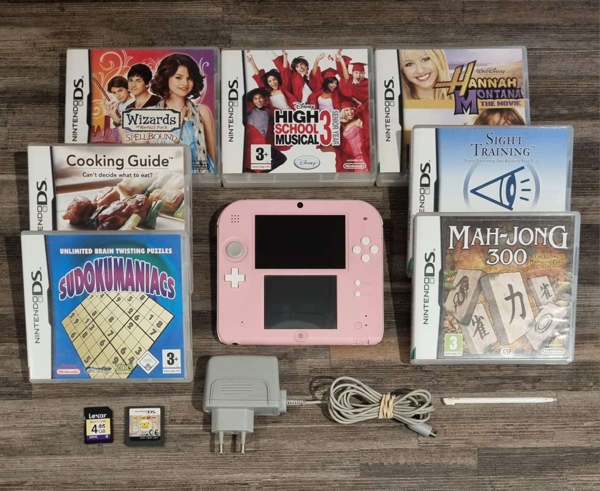 Nintendo 2DS Console + 8 Games + Charger