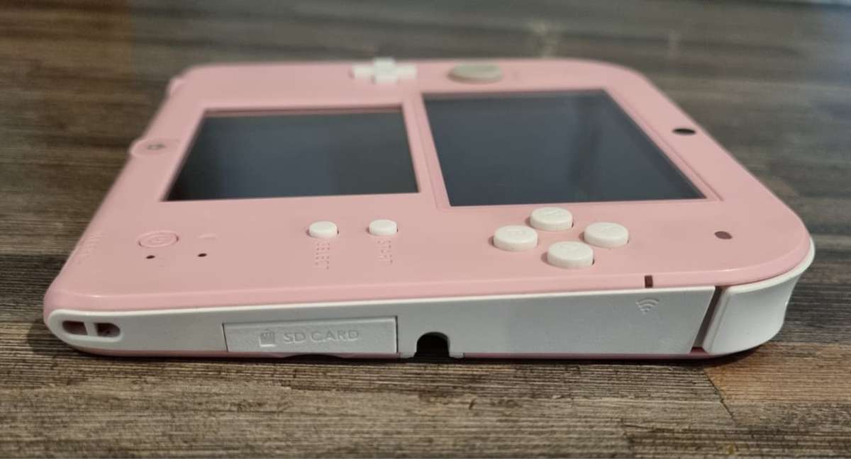 Nintendo 2DS Console + 8 Games + Charger