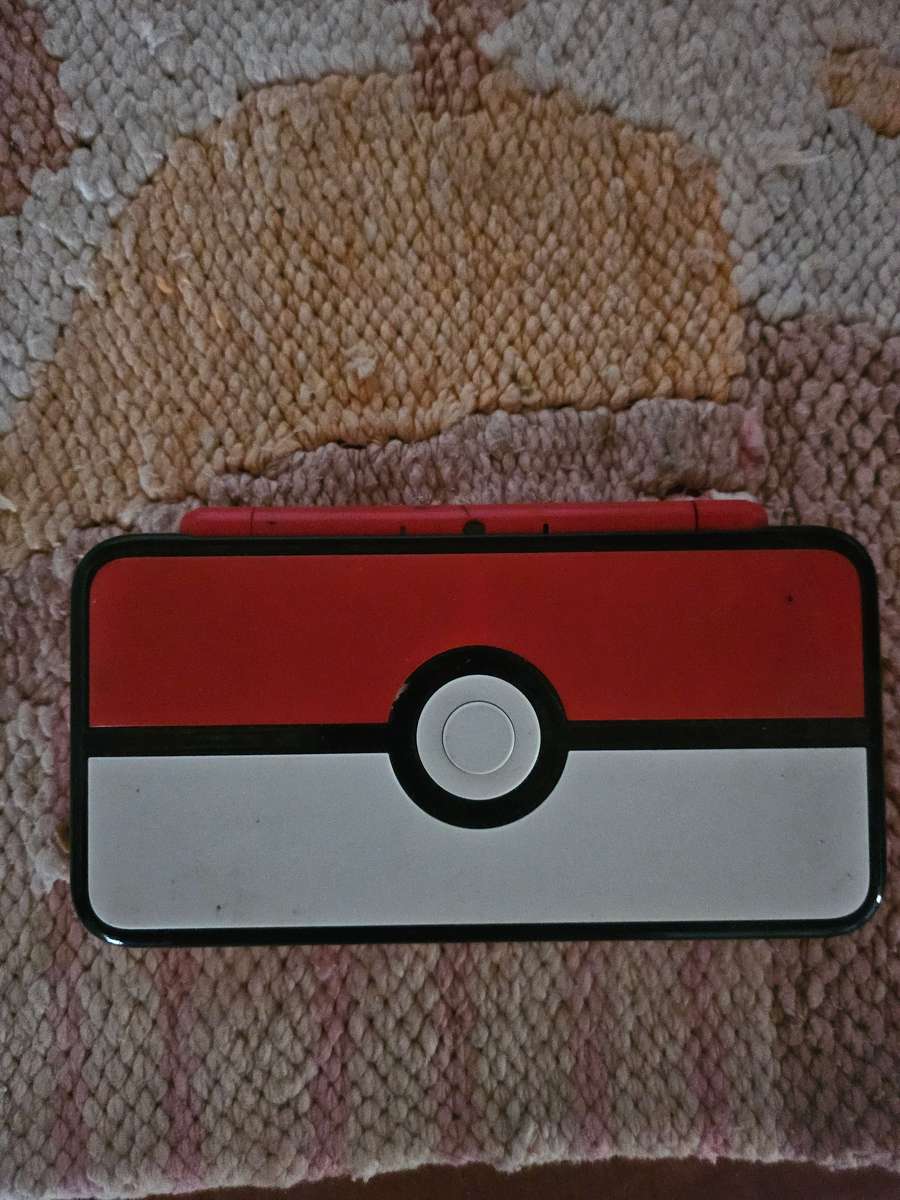 Pokemon Themed 3DS XL with 3 games