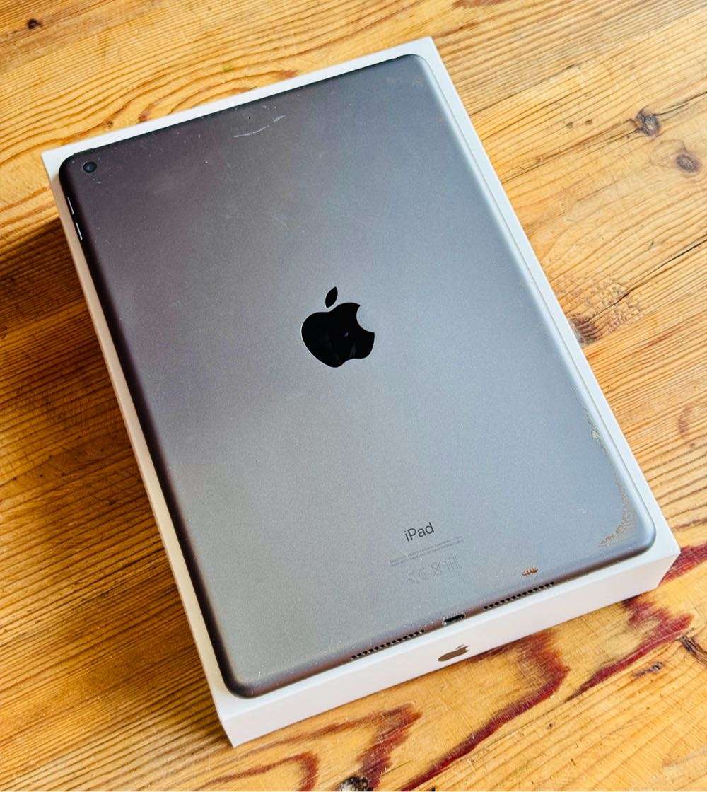 Apple iPad Wi-Fi 32GB (8th Generation)