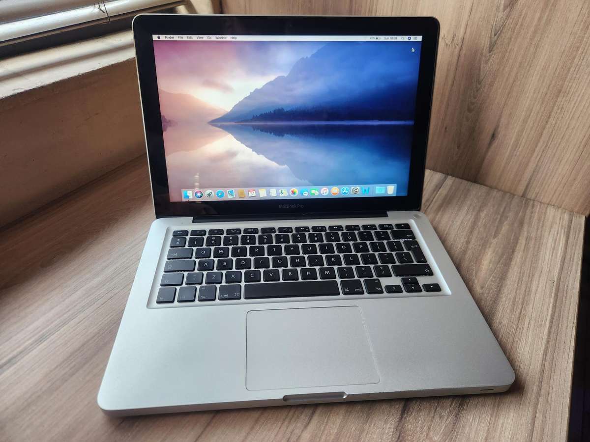 2011 MacBook Pro Intel Core I5 + Free Laptop Bag