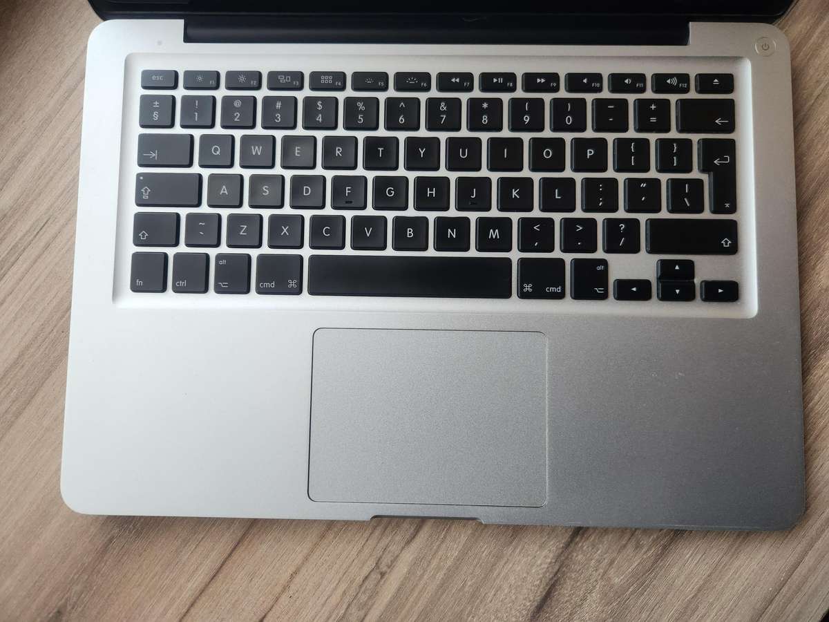 2011 MacBook Pro Intel Core I5 + Free Laptop Bag