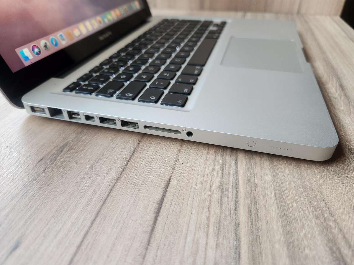 2011 MacBook Pro Intel Core I5 + Free Laptop Bag