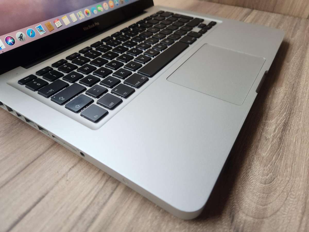 2011 MacBook Pro Intel Core I5 + Free Laptop Bag