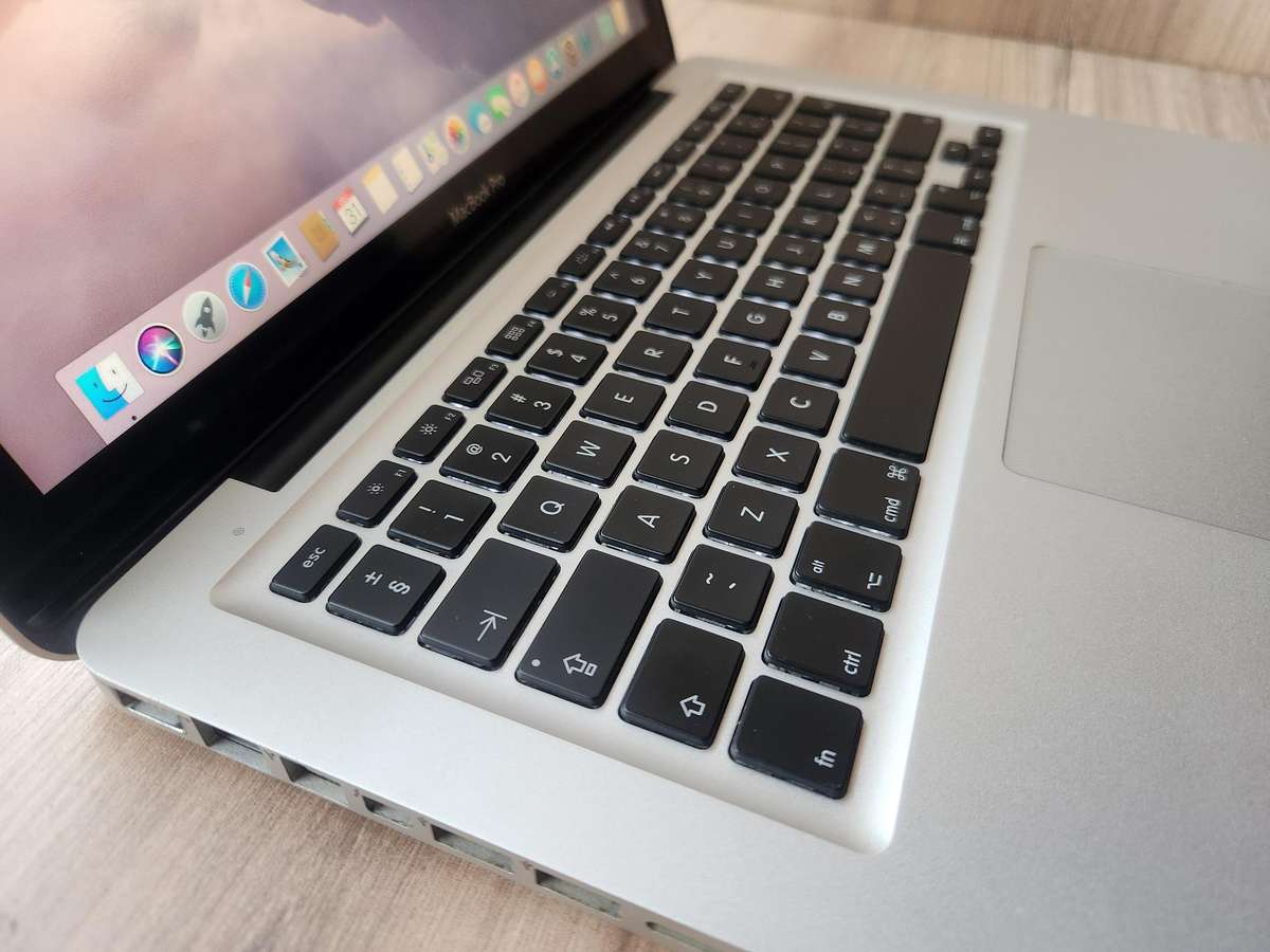 2011 MacBook Pro Intel Core I5 + Free Laptop Bag