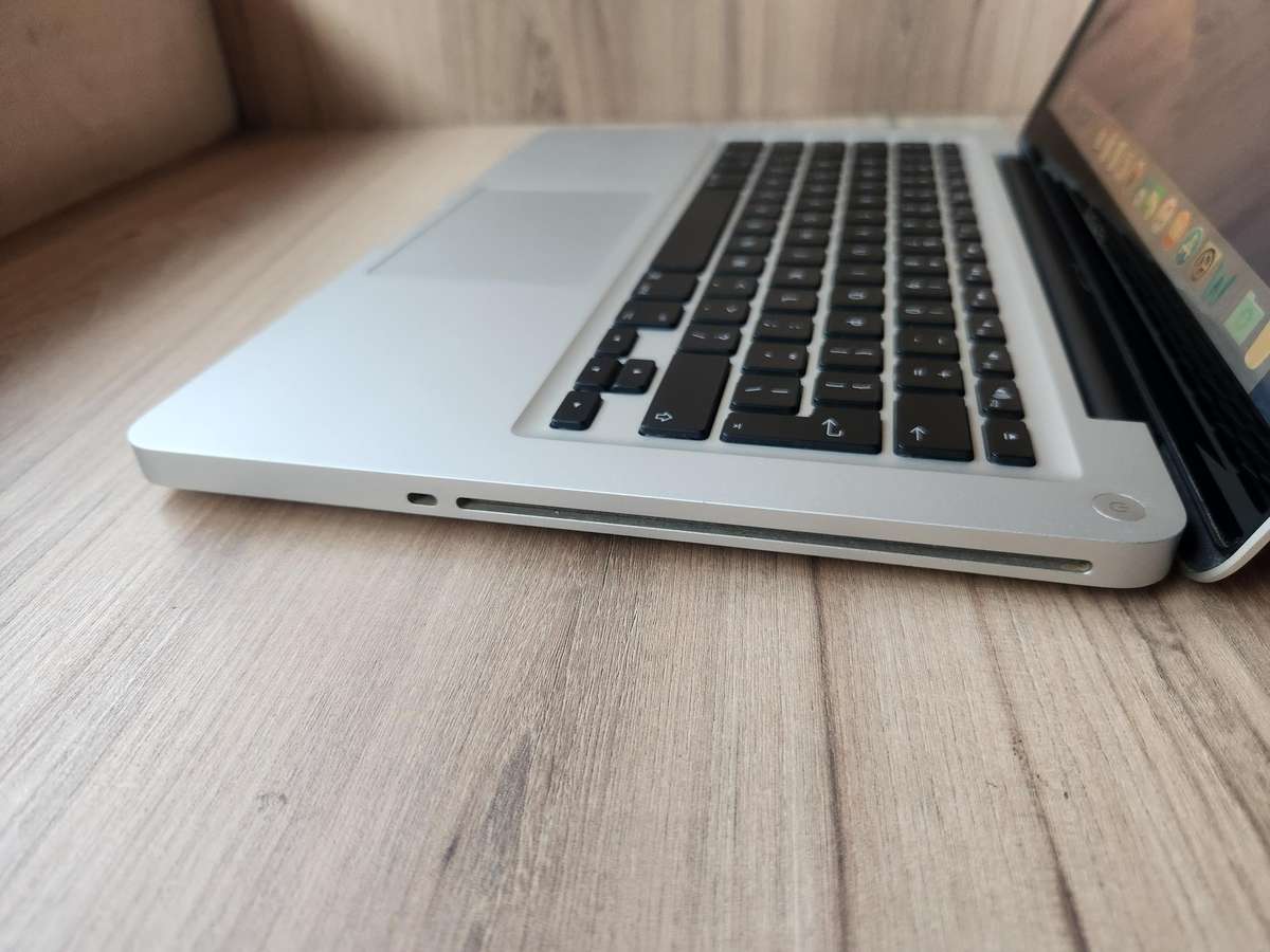 2011 MacBook Pro Intel Core I5 + Free Laptop Bag