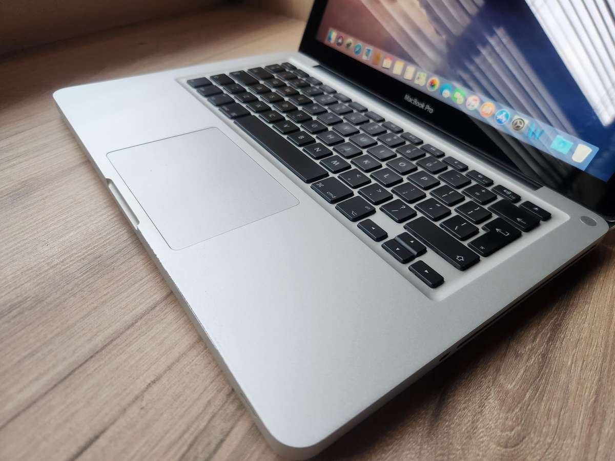 2011 MacBook Pro Intel Core I5 + Free Laptop Bag