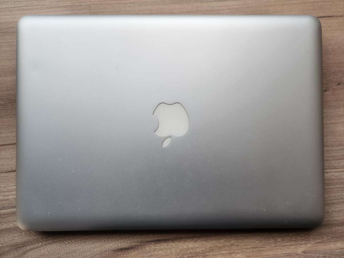 2011 MacBook Pro Intel Core I5 + Free Laptop Bag