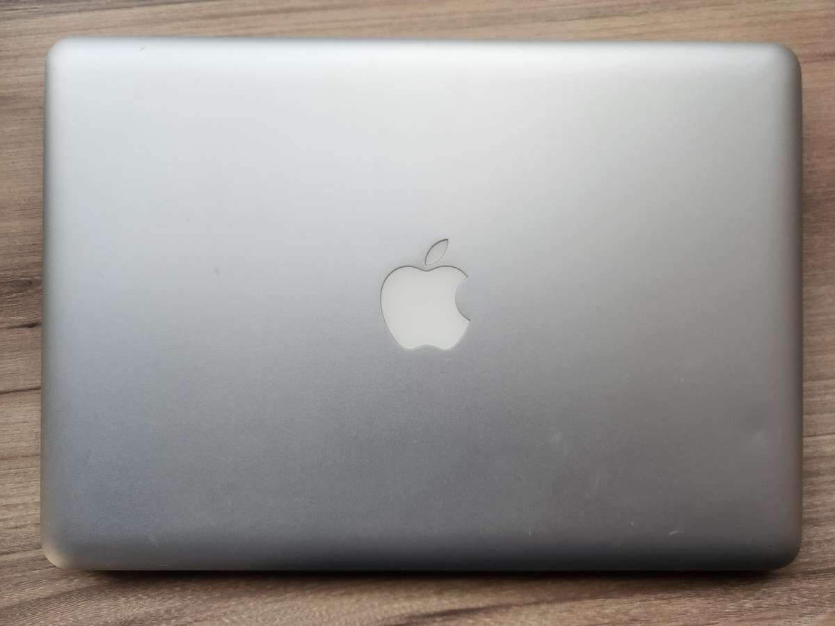 2011 MacBook Pro Intel Core I5 + Free Laptop Bag