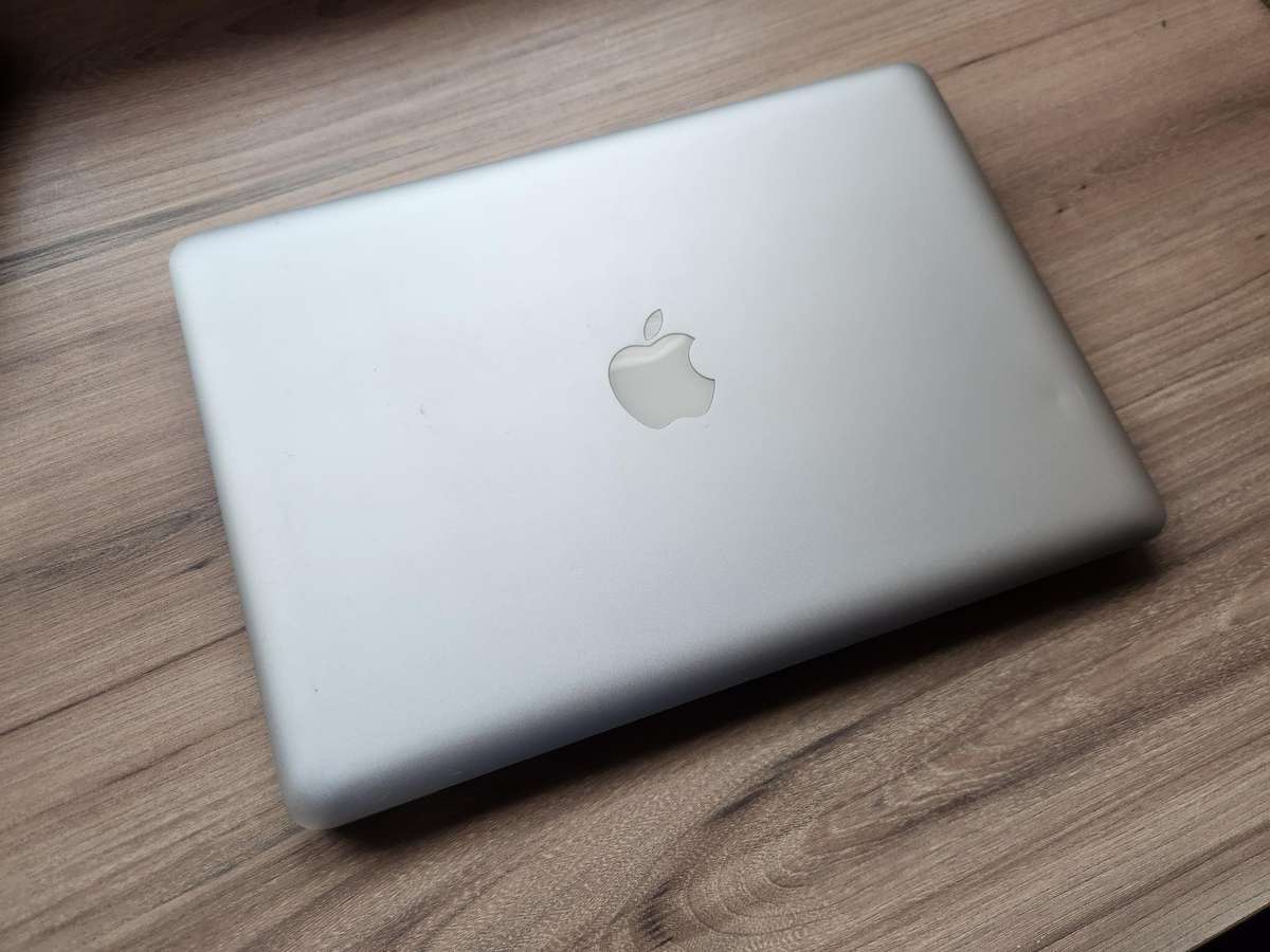 2011 MacBook Pro Intel Core I5 + Free Laptop Bag