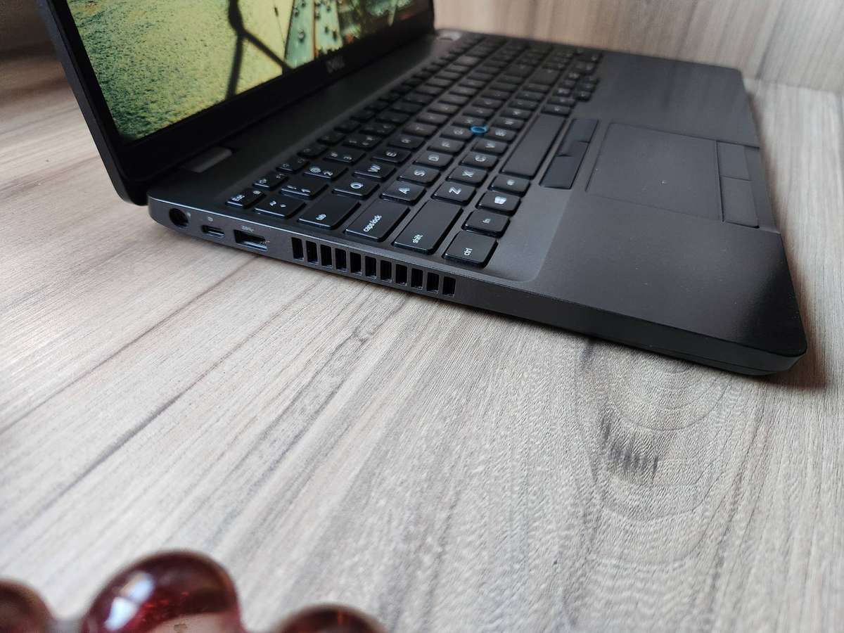 Dell Latitude 5500 Intel Core i7 + Free Laptop bag