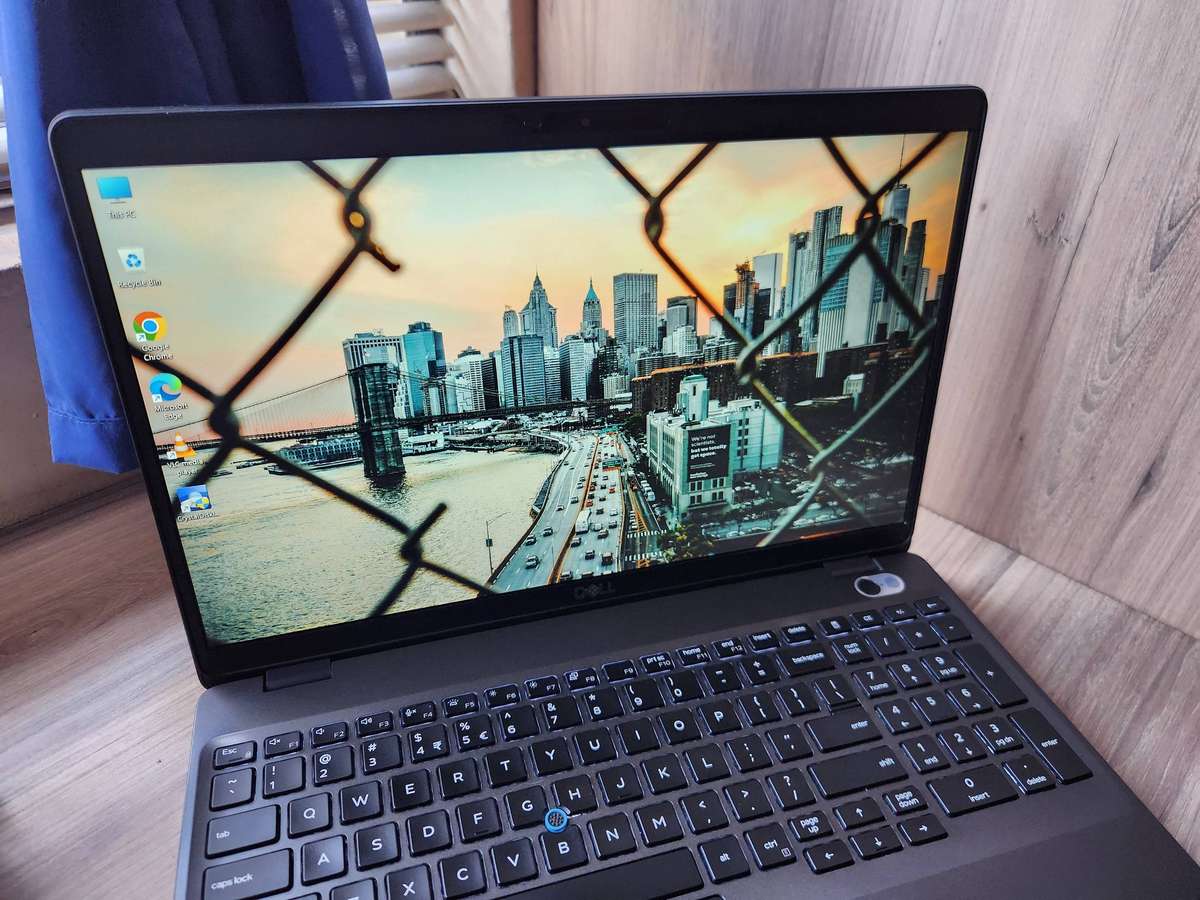 Dell Latitude 5500 Intel Core i7 + Free Laptop bag