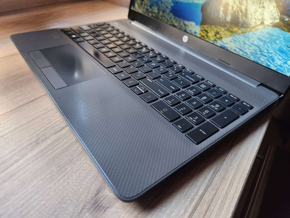 Hp Notebook 255 G8 AMD Ryzen 3 + Free Laptop Bag