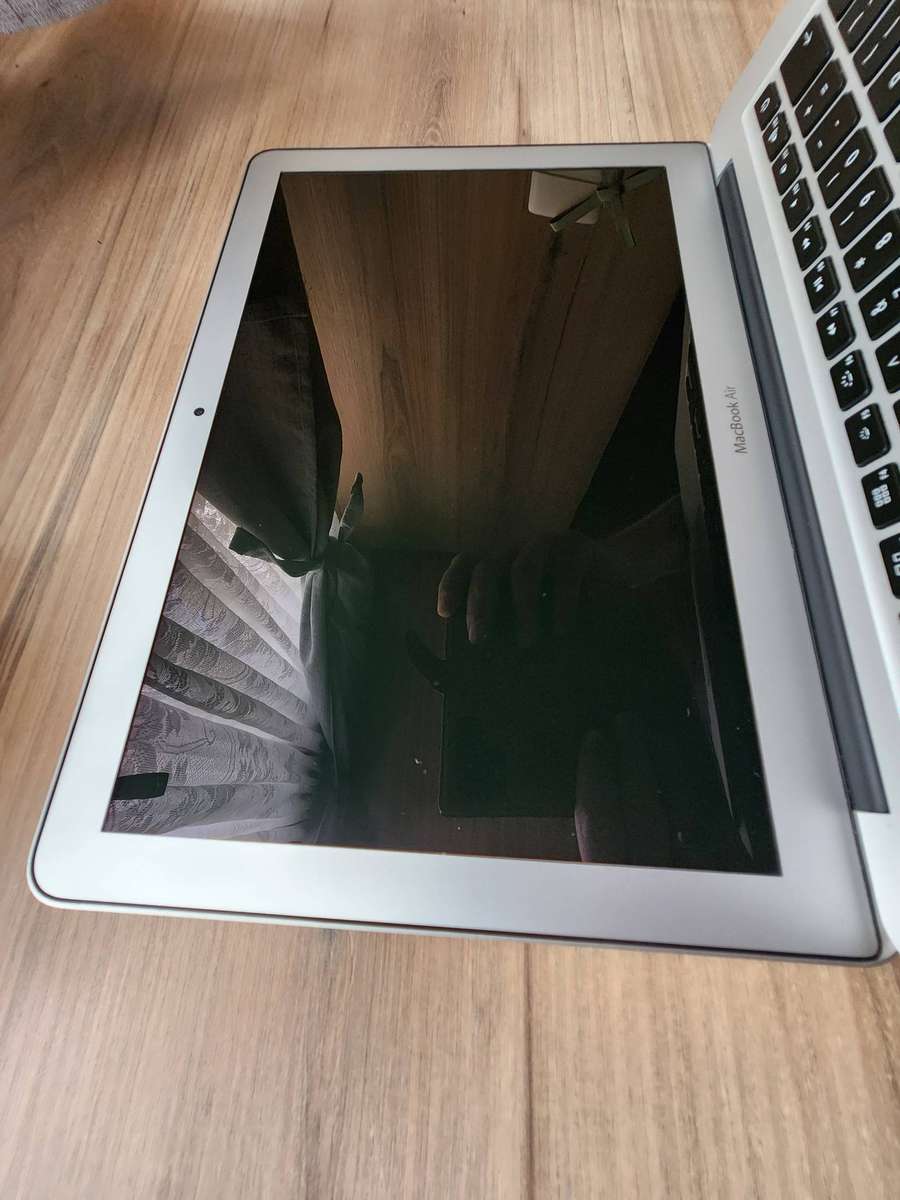 Neat 2017 MacBook Air 13-inch + Free Laptop Bag