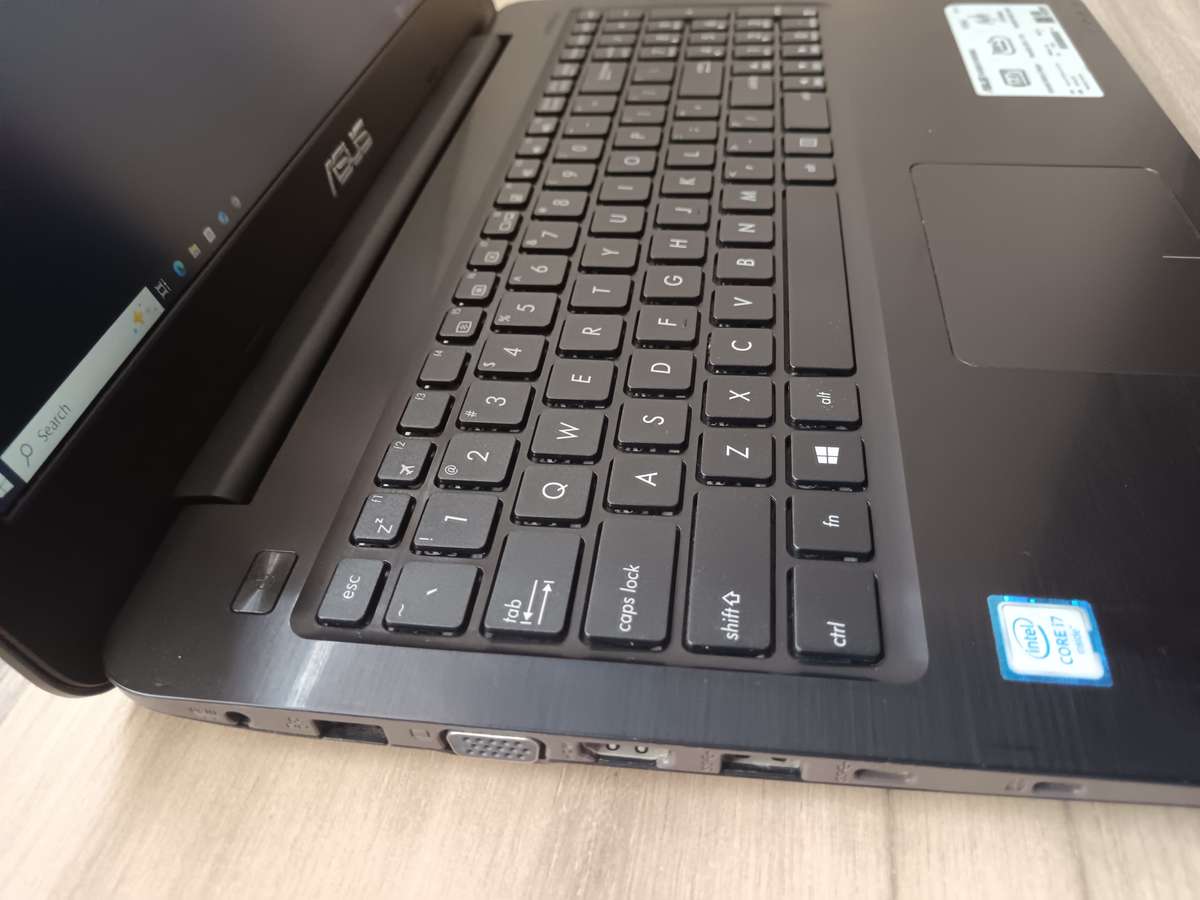 ASUS Vivobook X556U Intel Core I7 + Free Laptop Bag