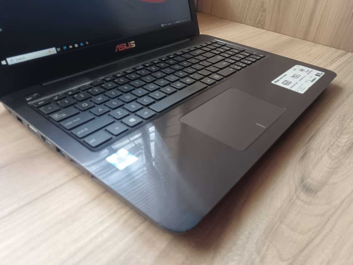 ASUS Vivobook X556U Intel Core I7 + Free Laptop Bag