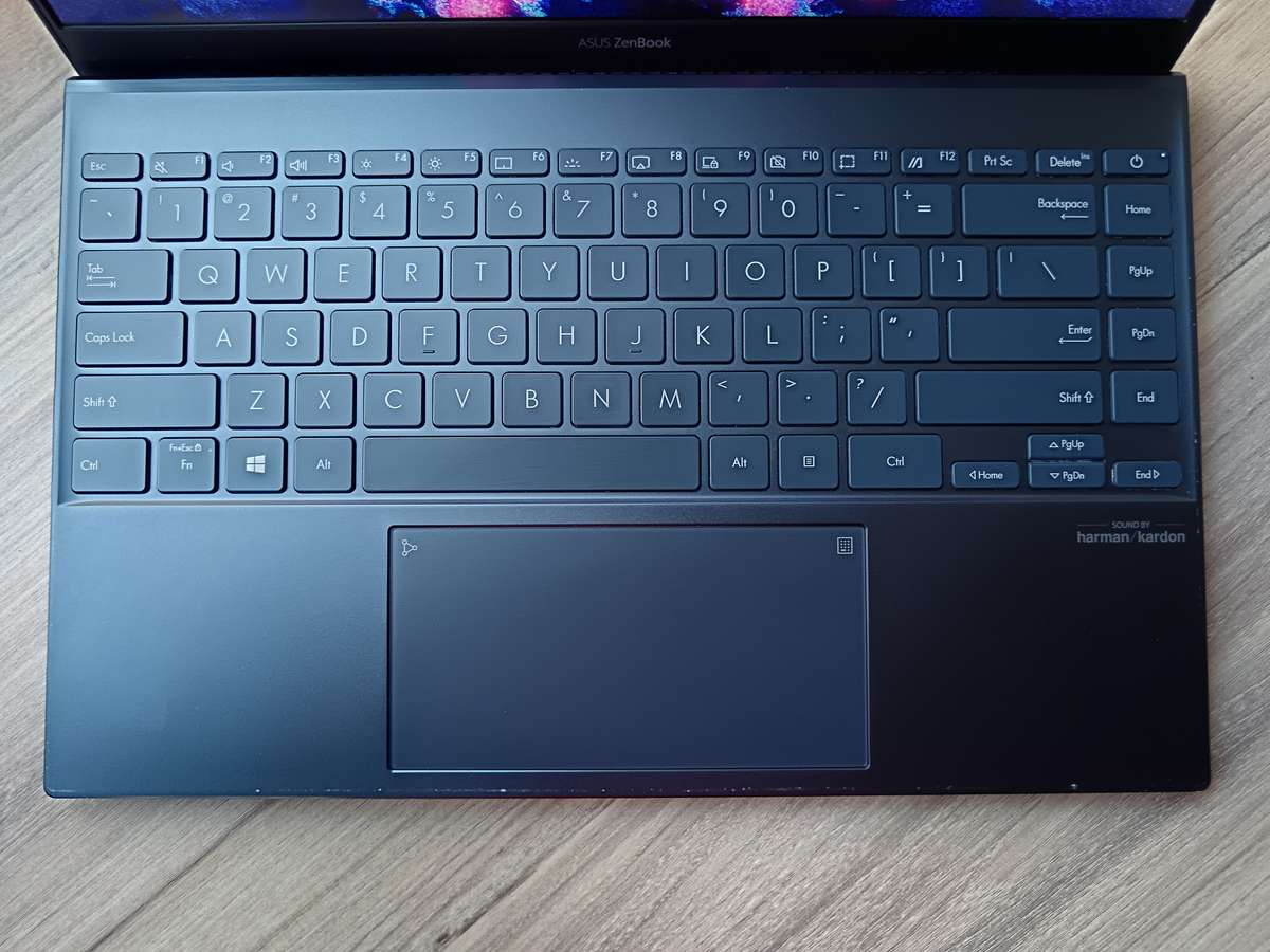 ASUS UM425UA Zenbook 14 AMD Ryzen 7 5700U + Free Laptop Bag