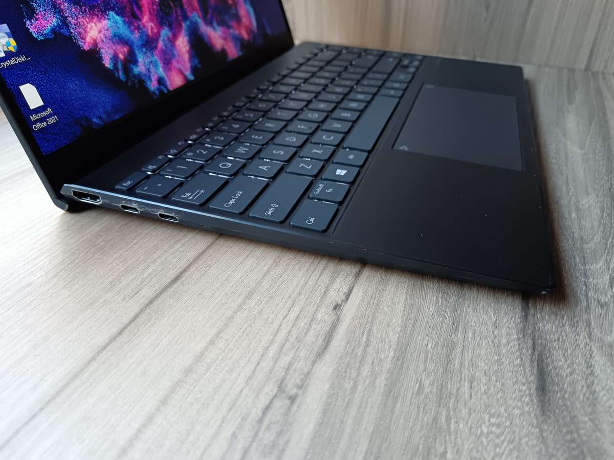 ASUS UM425UA Zenbook 14 AMD Ryzen 7 5700U + Free Laptop Bag