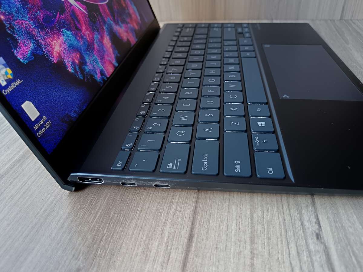 ASUS UM425UA Zenbook 14 AMD Ryzen 7 5700U + Free Laptop Bag