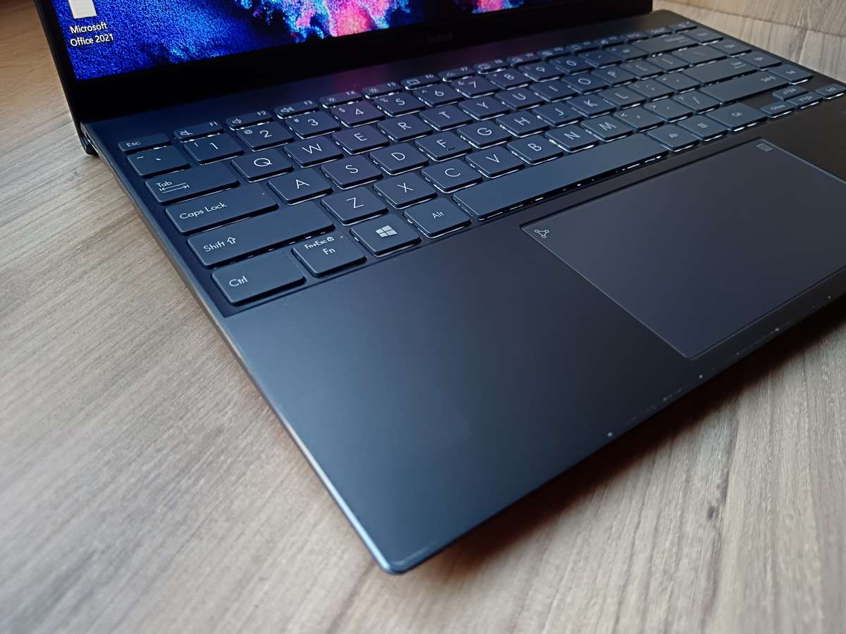 ASUS UM425UA Zenbook 14 AMD Ryzen 7 5700U + Free Laptop Bag