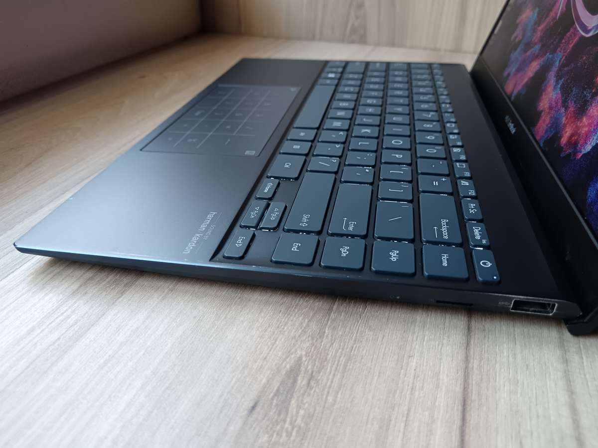 ASUS UM425UA Zenbook 14 AMD Ryzen 7 5700U + Free Laptop Bag