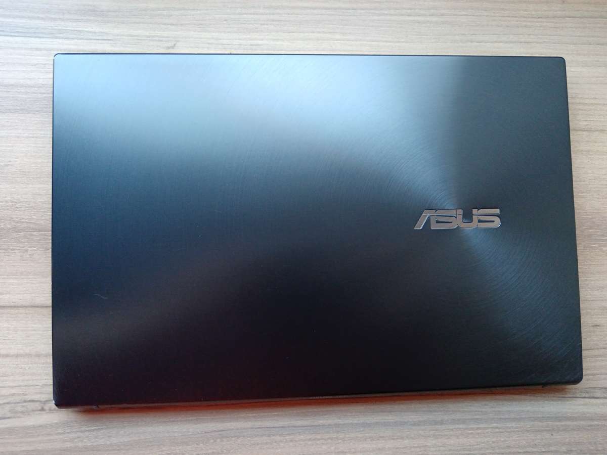 ASUS UM425UA Zenbook 14 AMD Ryzen 7 5700U + Free Laptop Bag