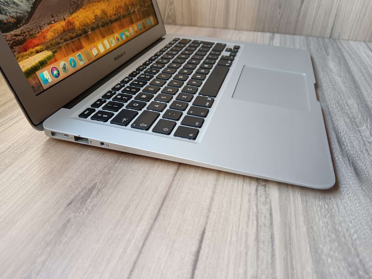 MacBook Air (13-inch, Mid 2013) + Free Laptop Bag
