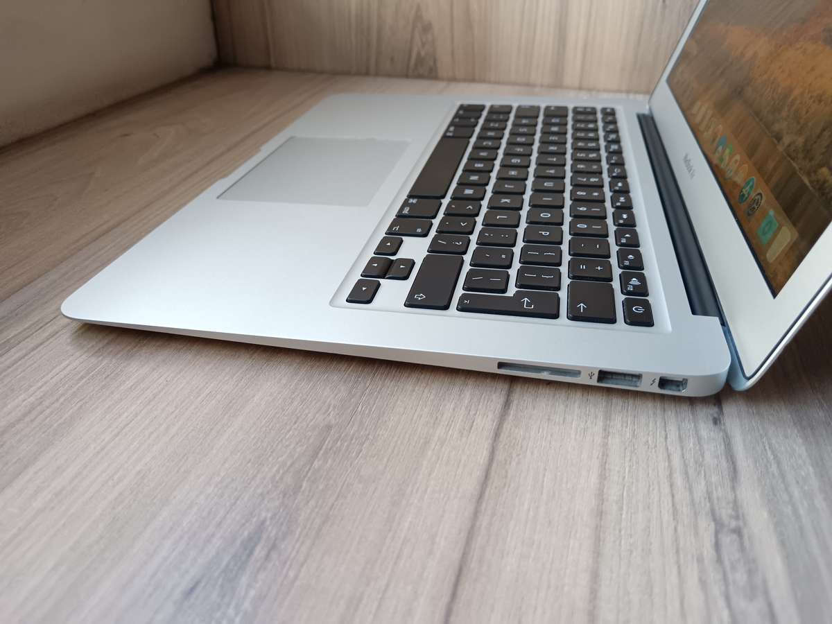MacBook Air (13-inch, Mid 2013) + Free Laptop Bag