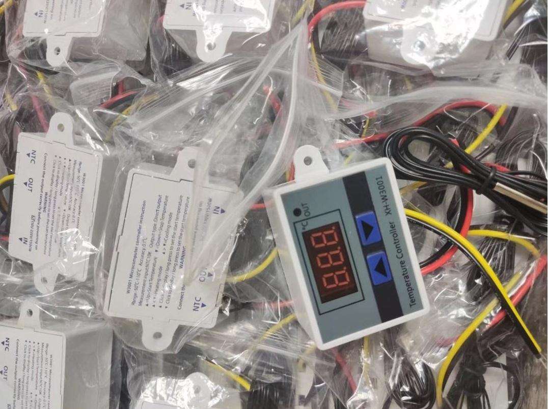 Digital Temperature Controller with LCD Display XH-W3001