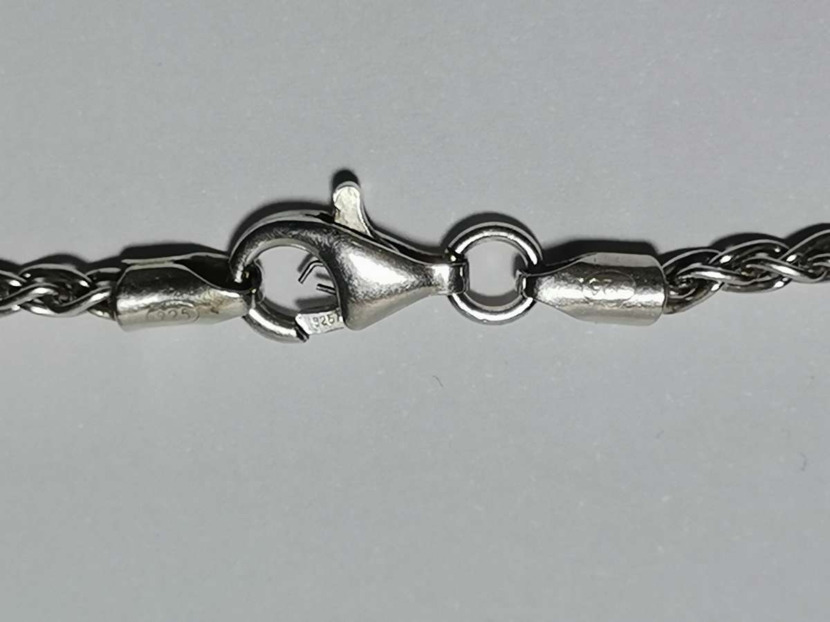 TWO 925 SILVER CHAINS FOR ONE BID. CLASPS BROKEN. 18 GRAMS TOTAL.