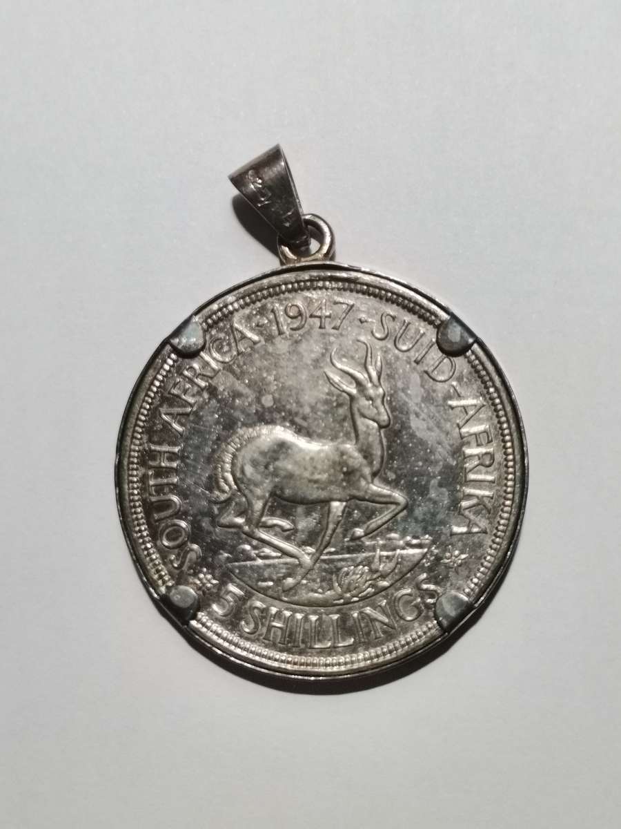 PENDANT OF 1947 5 SHILLINGS IN 925 SILVER SETTING. 31.5 GRAMS.