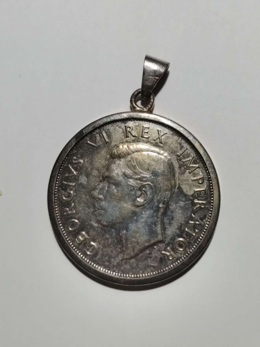 PENDANT OF 1947 5 SHILLINGS IN 925 SILVER SETTING. 31.5 GRAMS.