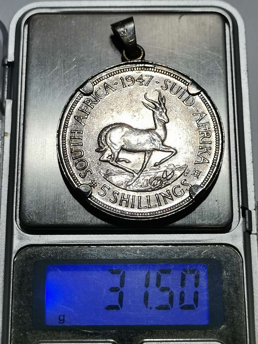 PENDANT OF 1947 5 SHILLINGS IN 925 SILVER SETTING. 31.5 GRAMS.
