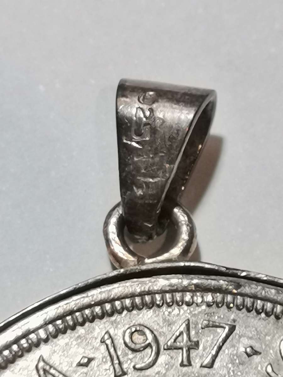 PENDANT OF 1947 5 SHILLINGS IN 925 SILVER SETTING. 31.5 GRAMS.