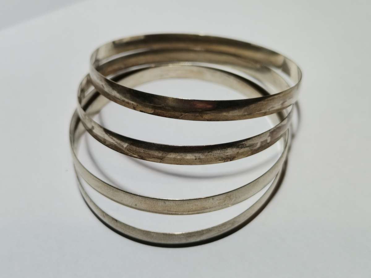4 X 925 SILVER BANGLES. STAMPED. TOTAL WEIGHT: 25.66 GRAMS. ONE BID TAKES ALL.
