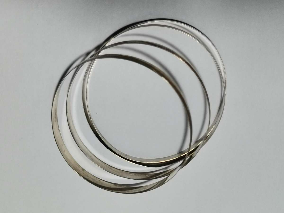4 X 925 SILVER BANGLES. STAMPED. TOTAL WEIGHT: 25.66 GRAMS. ONE BID TAKES ALL.