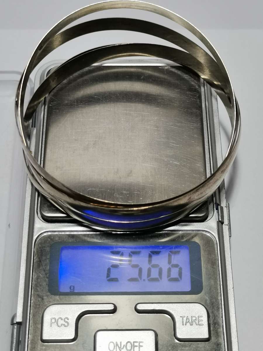4 X 925 SILVER BANGLES. STAMPED. TOTAL WEIGHT: 25.66 GRAMS. ONE BID TAKES ALL.