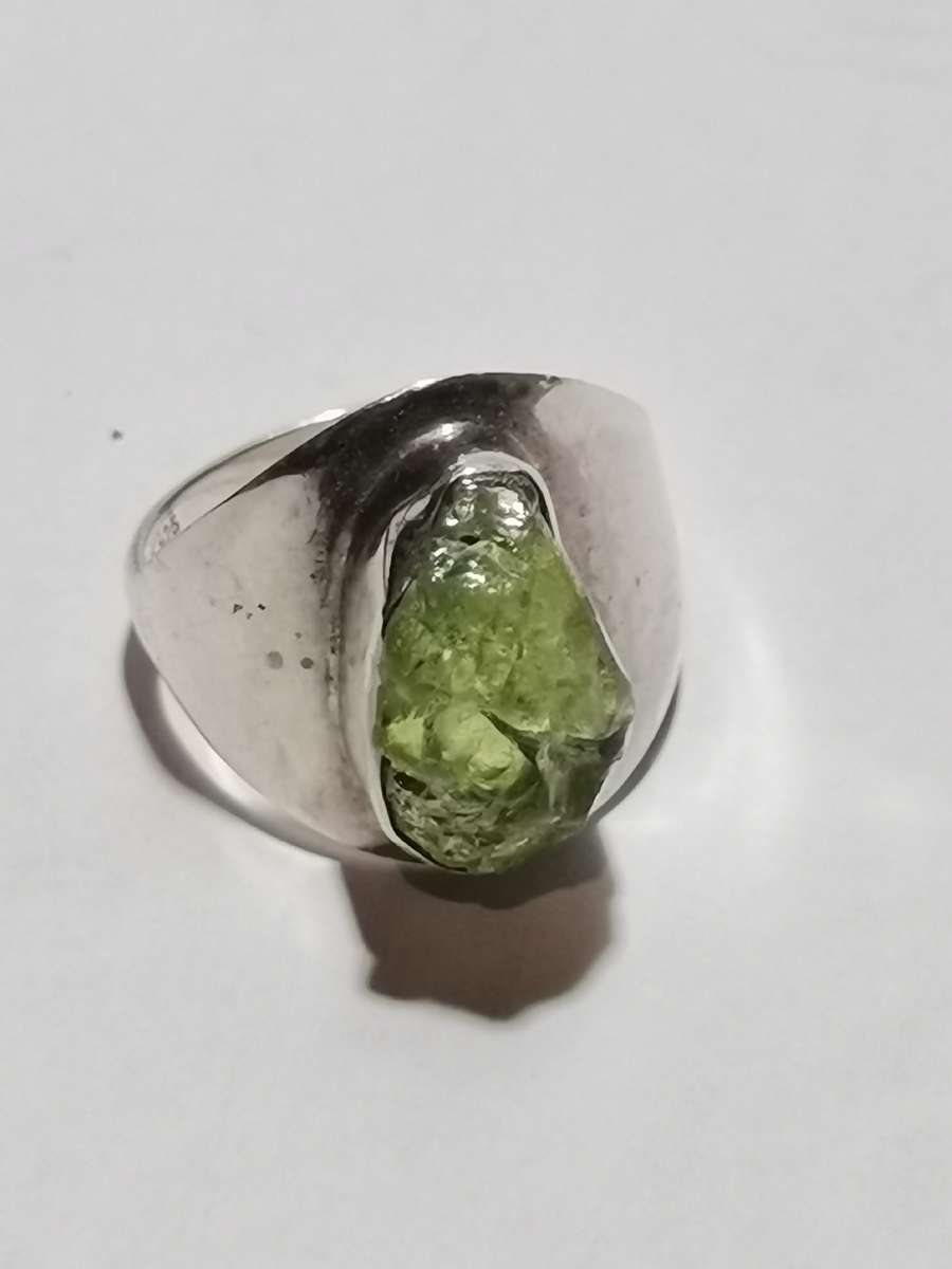 BEAUTIFUL SILVER RING WITH GREEN UNCUT STONE. WEIGHT: 6.19 GRAMS.