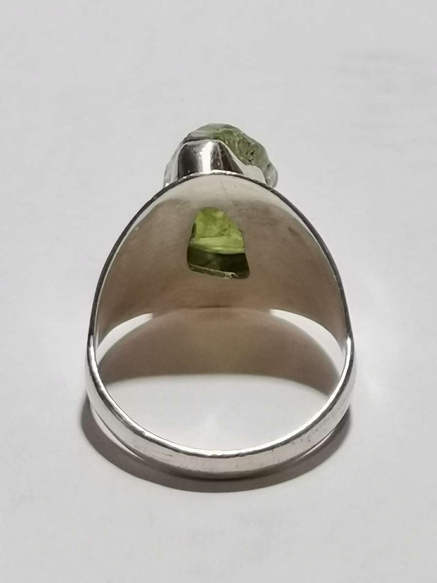 BEAUTIFUL SILVER RING WITH GREEN UNCUT STONE. WEIGHT: 6.19 GRAMS.