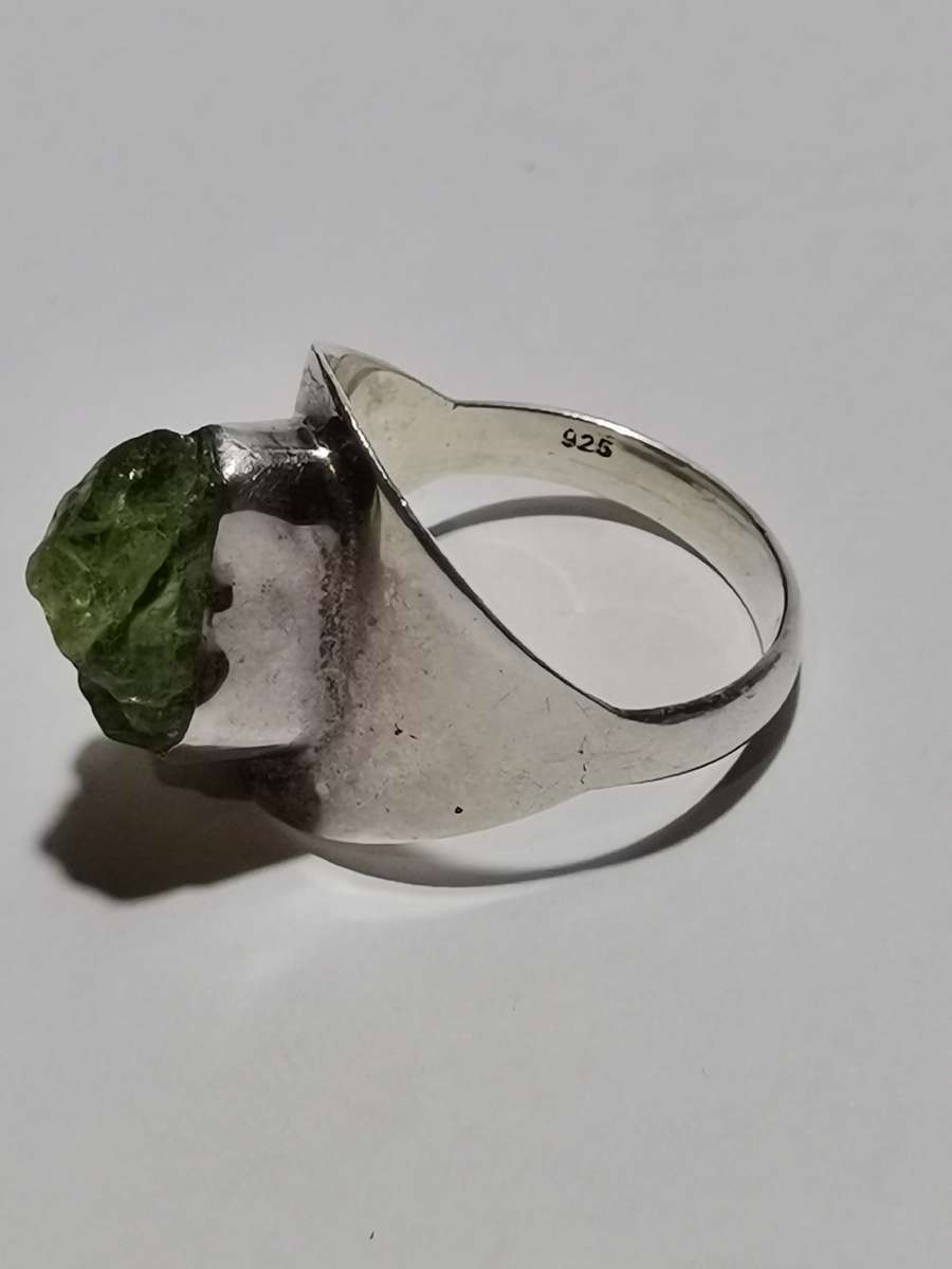 BEAUTIFUL SILVER RING WITH GREEN UNCUT STONE. WEIGHT: 6.19 GRAMS.