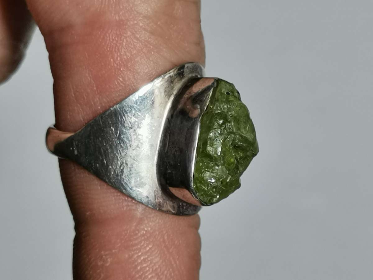 BEAUTIFUL SILVER RING WITH GREEN UNCUT STONE. WEIGHT: 6.19 GRAMS.