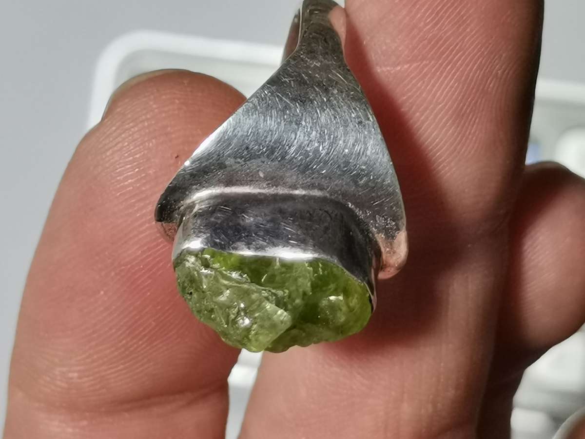 BEAUTIFUL SILVER RING WITH GREEN UNCUT STONE. WEIGHT: 6.19 GRAMS.
