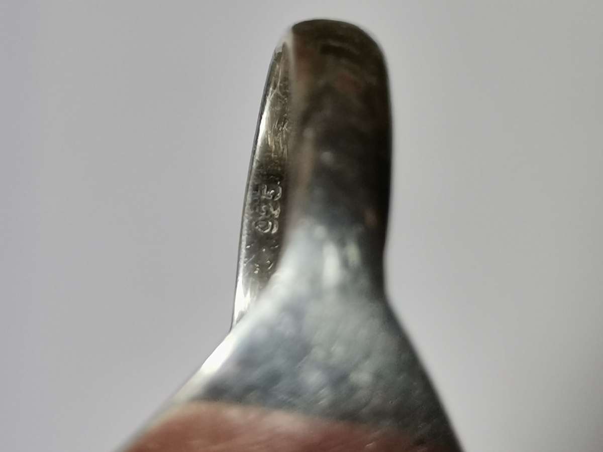 BEAUTIFUL SILVER RING WITH GREEN UNCUT STONE. WEIGHT: 6.19 GRAMS.