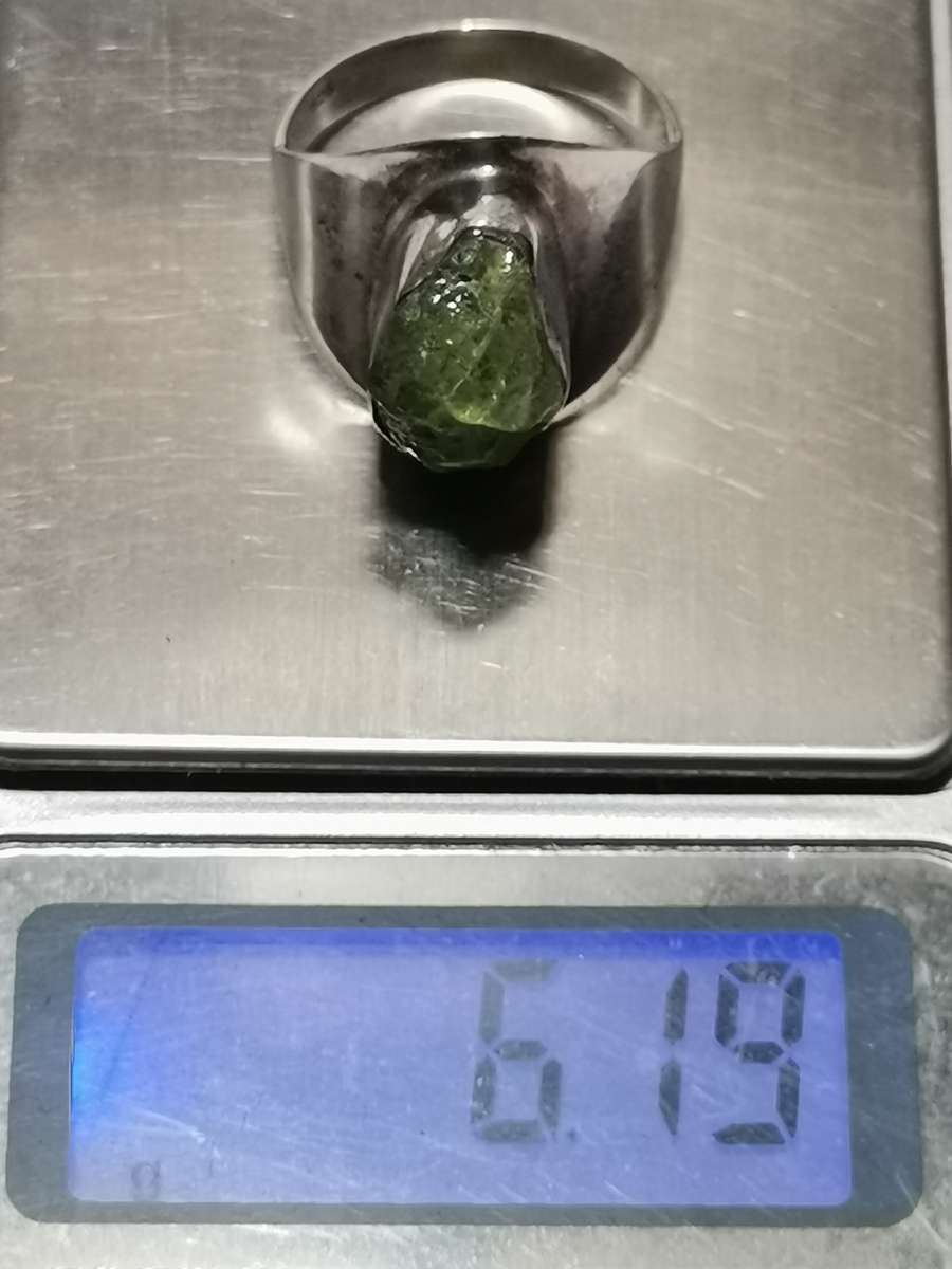 BEAUTIFUL SILVER RING WITH GREEN UNCUT STONE. WEIGHT: 6.19 GRAMS.