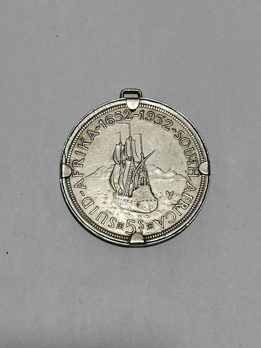 1952 SILVER CROWN IN 925 SILVER SETTING AS PENDANT. TOTAL WEIGHT: 30.80 GRAMS.