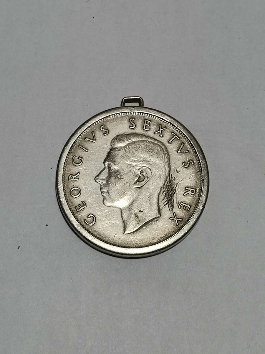1952 SILVER CROWN IN 925 SILVER SETTING AS PENDANT. TOTAL WEIGHT: 30.80 GRAMS.